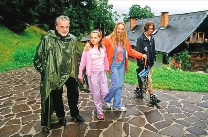 Максимилиан Шелл, Наталья Андрейченко с детьми - дочерью Настасьей и сыном Дмитрием./Фото.name-scan.ru Максимилиан Шелл, Наталья Андрейченко с детьми - дочерью Настасьей и сыном Дмитрием./Фото.name-scan.ru