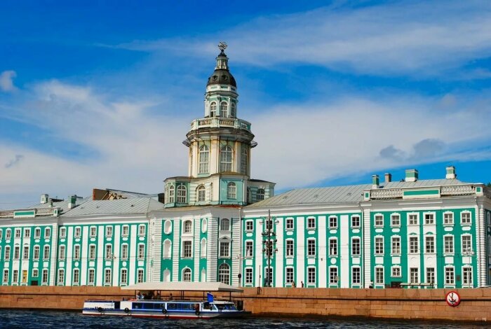 На открытии Кунсткамеры по приказу Петра I посетителей угощали кофе и водкой. На открытии Кунсткамеры по приказу Петра I посетителей угощали кофе и водкой.