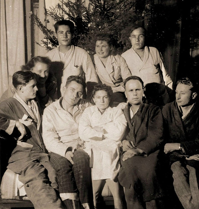 Теперь она лечила советских солдат. Теперь она лечила советских солдат.