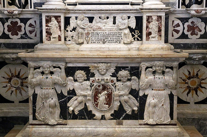 Деталь алтаря в часовне Святого Люцифера с надписью, указывающей местонахождение его мощей. / Фото: Wikimedia Commons