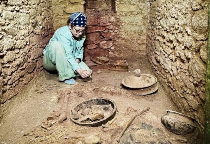 Археолог в недавно раскопанной гробнице Те Кааб Чаака, первого правителя Караколя, вокруг керамические сосуды и артефакты из жадеита, которые свидетельствуют о сложных погребальных обрядах древней царской семьи майя. Археолог в недавно раскопанной гробнице Те Кааб Чаака, первого правителя Караколя, вокруг керамические сосуды и артефакты из жадеита, которые свидетельствуют о сложных погребальных обрядах древней царской семьи майя.