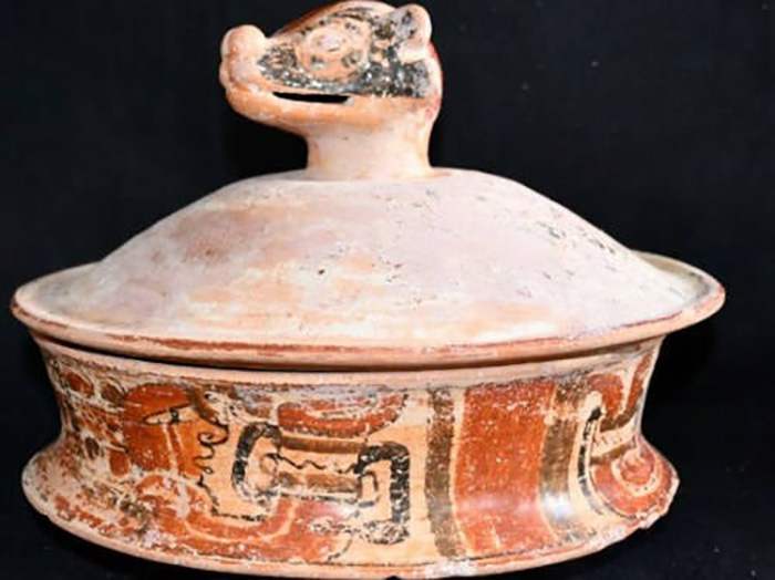 Керамическая чаша с ручкой на крышке, изображающей бога Эк Чуаха. На самой чаше изображены связанные пленники. Керамическая чаша с ручкой на крышке, изображающей бога Эк Чуаха. На самой чаше изображены связанные пленники.