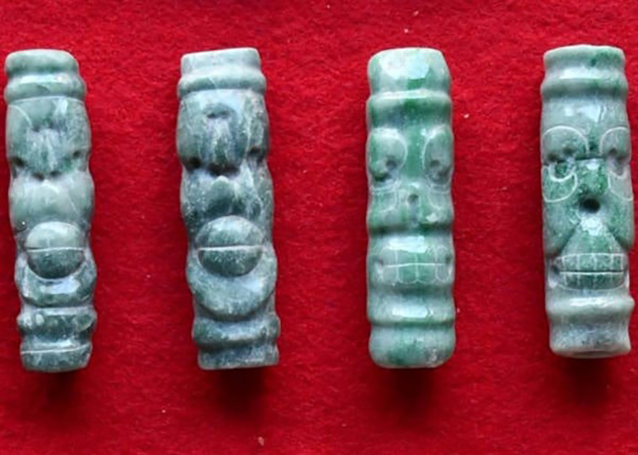 Четыре трубчатые бусины из нефрита, изображающие живых и мертвых паукообразных обезьян, демонстрирующие сложные техники обработки камня и символические изображения животных древних мастеров майя. Четыре трубчатые бусины из нефрита, изображающие живых и мертвых паукообразных обезьян, демонстрирующие сложные техники обработки камня и символические изображения животных древних мастеров майя.