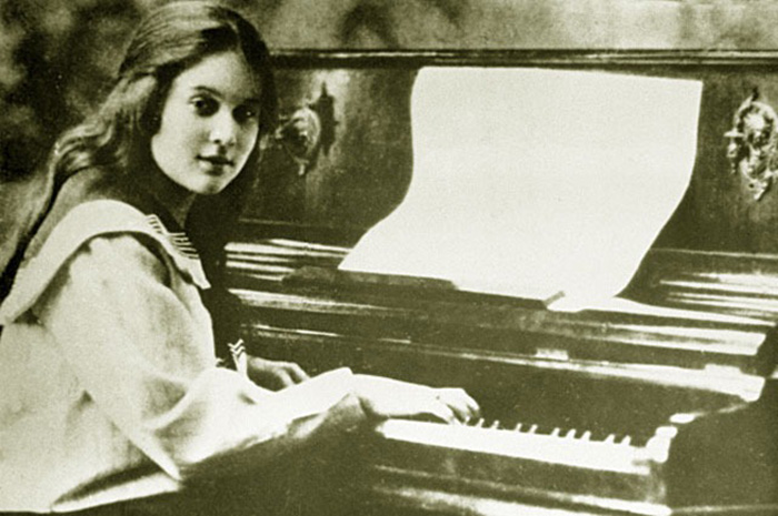 Любовь Орлова за фортепиано.