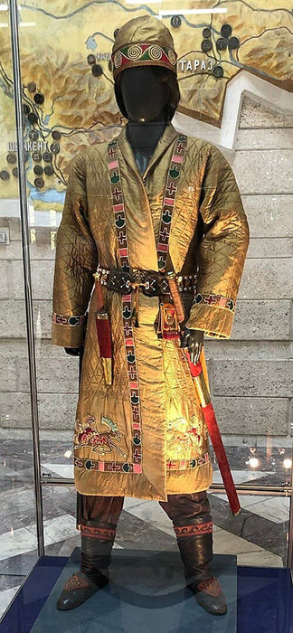 Реконструкция костюма вождя хунну (II век до н. э. – I век н. э.).