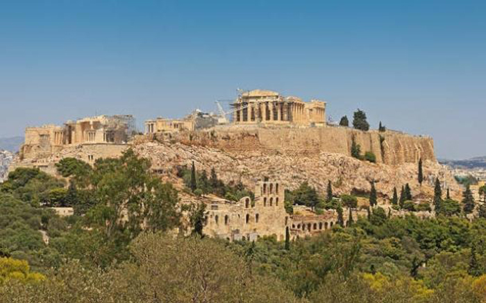 Парфенон на Акрополе, вид из Афин. / Фото: commons.wikimedia.org