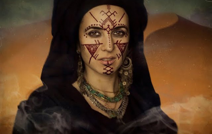 Они разрисовывают свои лица загадочными символами, которые должны защитить их от влияния злых духов. Они разрисовывают свои лица загадочными символами, которые должны защитить их от влияния злых духов.