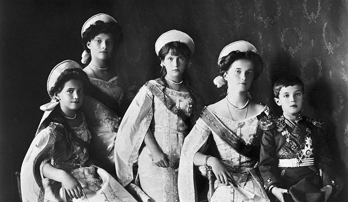 Дети царя Николая II. Слева направо: великие княжны Татьяна, Мария, Анастасия, Ольга и цесаревич Алексей, около 1914 года. Дети царя Николая II. Слева направо: великие княжны Татьяна, Мария, Анастасия, Ольга и цесаревич Алексей, около 1914 года.
