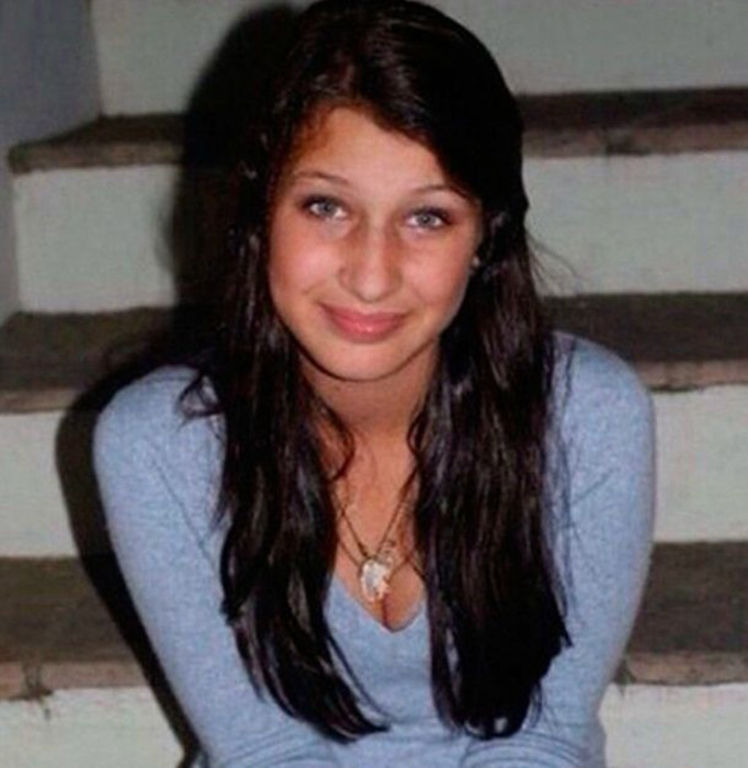 Беллу считала дурнушкой собственная мать. Беллу считала дурнушкой собственная мать.