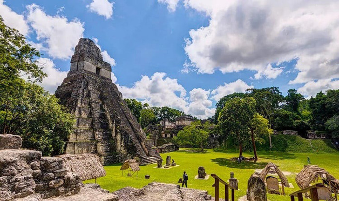 Руины города Тикаль, коплекс пирамид майя в Гватемале. Руины города Тикаль, коплекс пирамид майя в Гватемале.