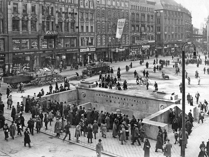 Перед домом Рихтеров всегда собиралось много народу. Перед домом Рихтеров всегда собиралось много народу.