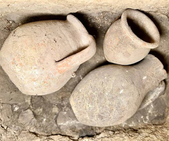 Три терракотовых сосуда, найденные внутри погребальной урны вместо человеческих останков.