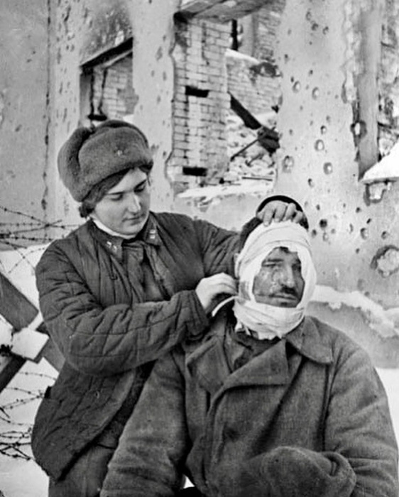 В лагере бушевали болезни, повсюду царила смерть. В лагере бушевали болезни, повсюду царила смерть.