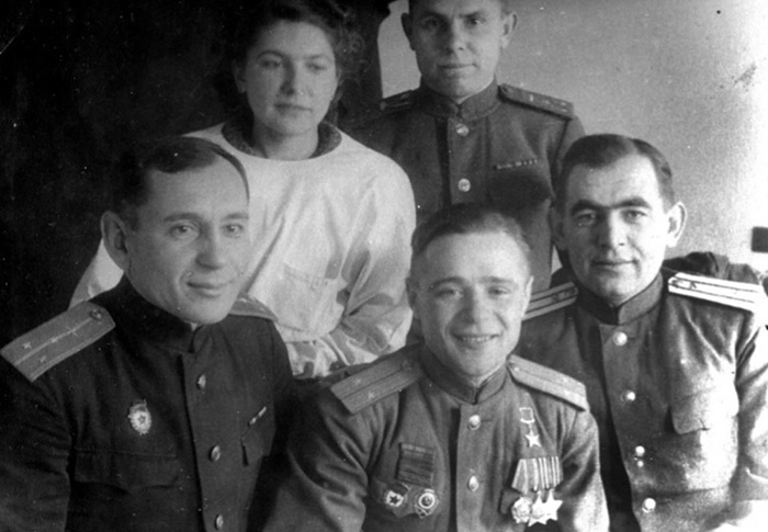 Доктор Евгения Соколова (сидит в центре). Москва, 1944 год, военный госпиталь. Доктор Евгения Соколова (сидит в центре). Москва, 1944 год, военный госпиталь.