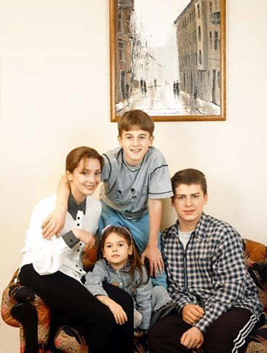 Галина Беляева с детьми. Галина Беляева с детьми.