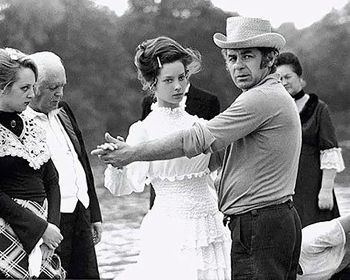 Эмиль Лотяну не смог устоять перед очарованием прелестной юной балерины. Эмиль Лотяну не смог устоять перед очарованием прелестной юной балерины.