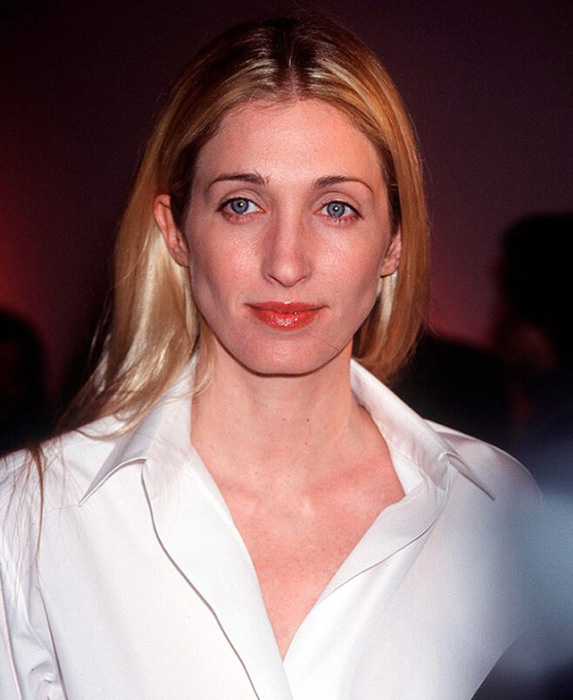 Кэролин Бессетт. Кэролин Бессетт.