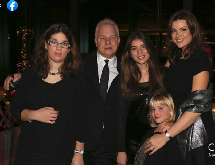 Борис Зосимов с женой Полиной и их дочерьми.