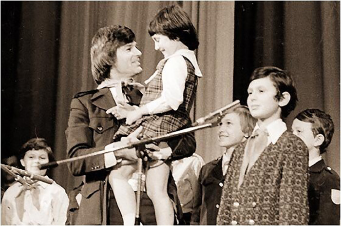 Дин Рид сравнил звонкий голосок Леночки с пением ангелов.