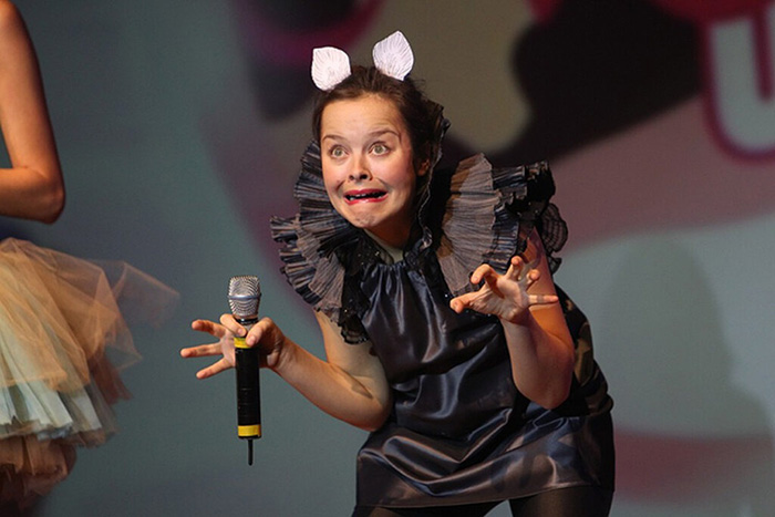 Наталия Медведева была очень яркой на сцене.