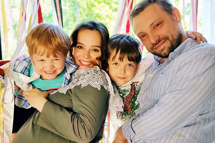 Наталия Медведева с мужем и детьми.