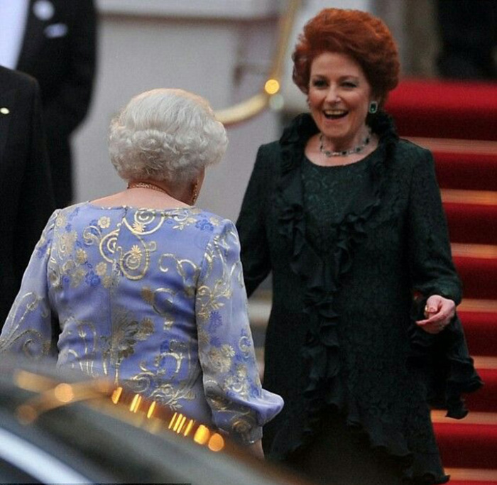 Королева и леди Элизабет были не только двоюродными сёстрами, но и близкими подругами. Королева и леди Элизабет были не только двоюродными сёстрами, но и близкими подругами.