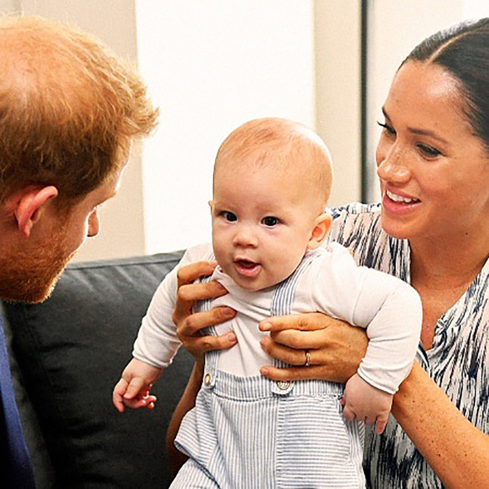Королеву восхищали рыжие волосы Арчи. Королеву восхищали рыжие волосы Арчи.