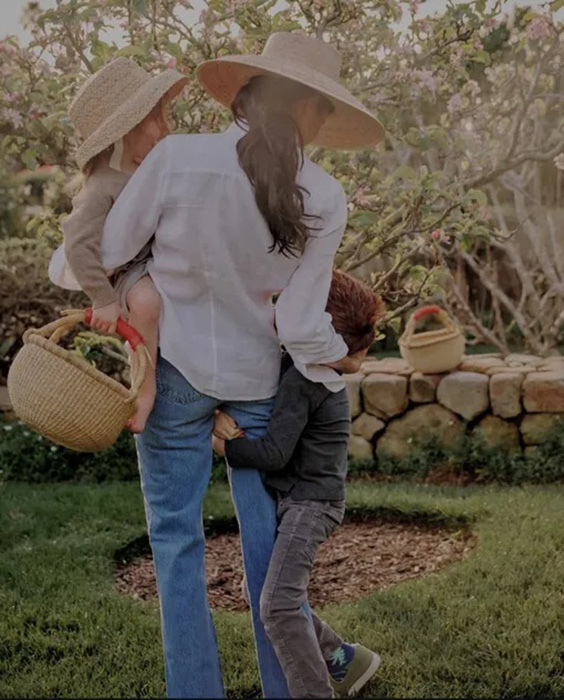 Меган Маркл активно использует детей для пиара. Меган Маркл активно использует детей для пиара.