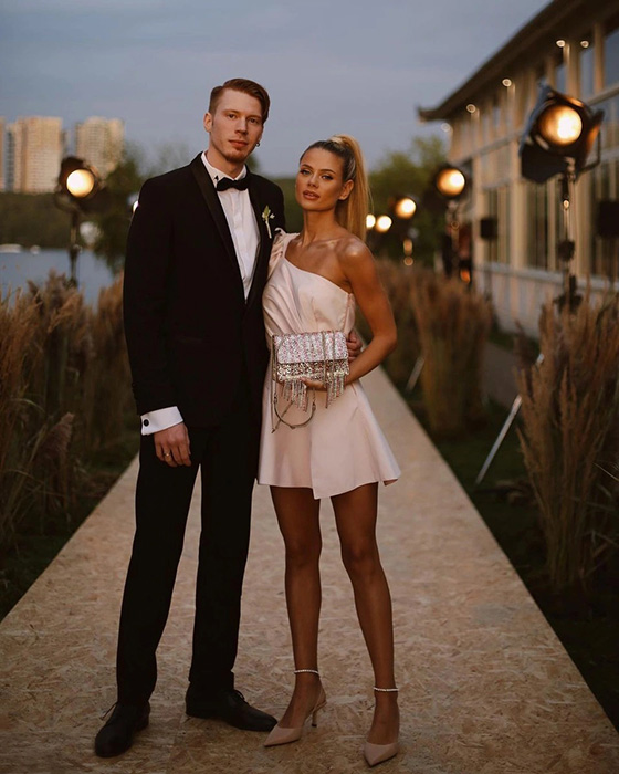 Никита не смог обеспечить Алёне тот роскошный уровень жизни, к которому она привыкла. Никита не смог обеспечить Алёне тот роскошный уровень жизни, к которому она привыкла.