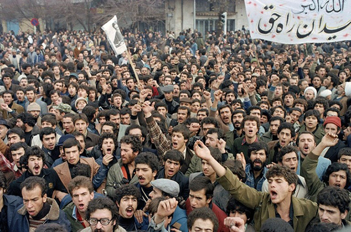 Иранцы были недовольны столь расточительным празднеством. / Фото: news-decoder.com Иранцы были недовольны столь расточительным празднеством. / Фото: news-decoder.com