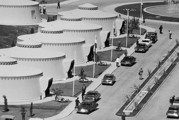 Домики для гостей имитировали средневековые шатры. / Фото: event.ru Домики для гостей имитировали средневековые шатры. / Фото: event.ru