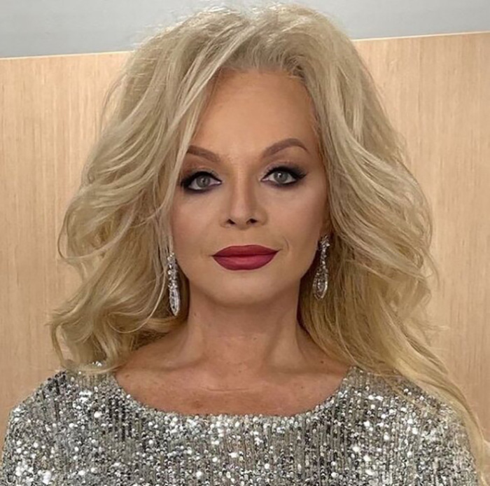 Лицо Ларисы Долиной стало неузнаваемым. Лицо Ларисы Долиной стало неузнаваемым.