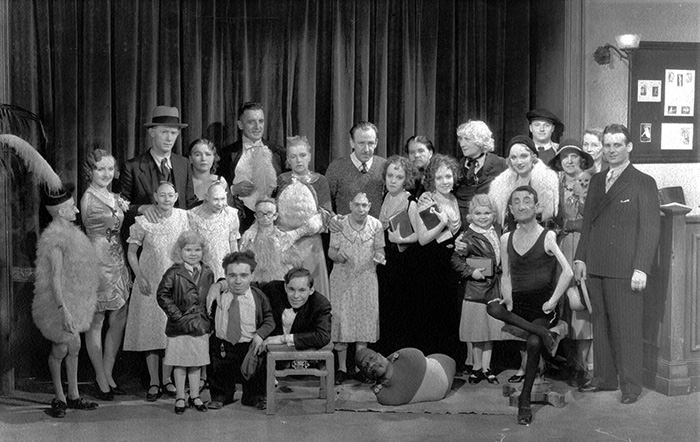 Принц Рандиан с коллегами-артистами.