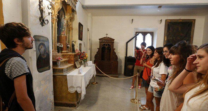 Никому не известный доселе провинциальный испанский городишко стал местом паломничества туристов со всего мира.