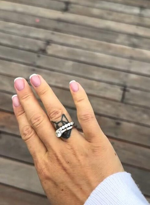 Муцениеце похвасталась обручальным кольцом. Муцениеце похвасталась обручальным кольцом.