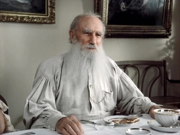 Сергей Герасимов сам играл Льва Толстого в своём фильме.
