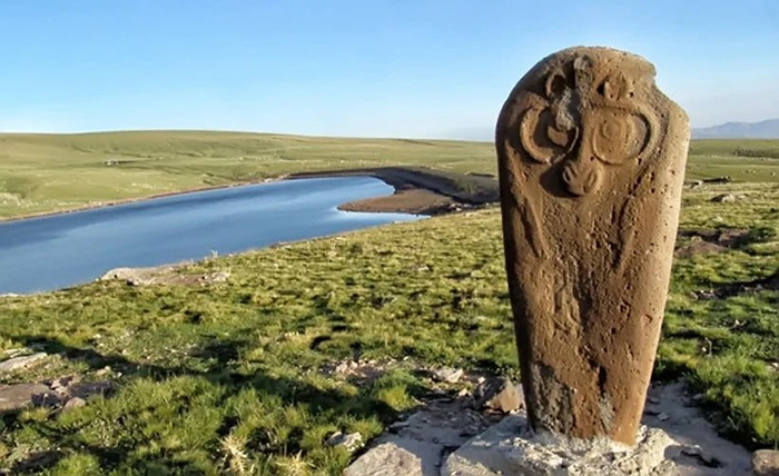 Драконовы камни - предмет древних культов водоснабжения, земледелия и плодородия.