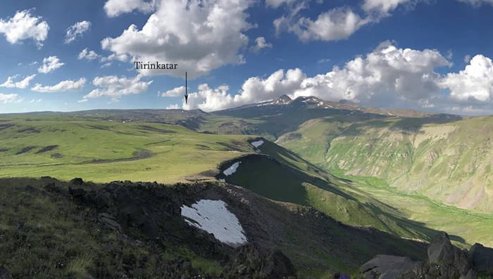 Расположение археологического памятника Тиринкатар на горе Арагац, показывающее распределение «Драконовых камней».