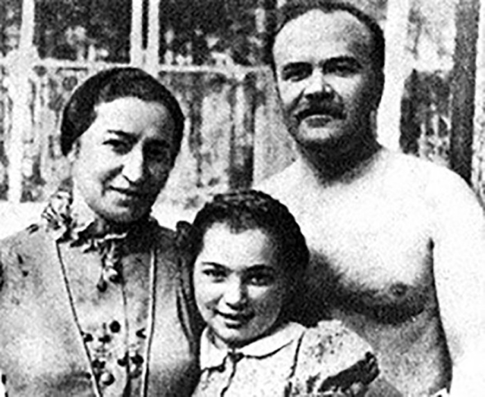 Полина Жемчужина и Вячеслав Молотов с дочерью.