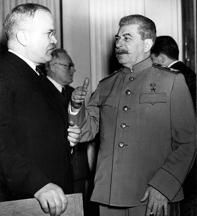 Вячеслав Молотов и Иосиф Сталин.