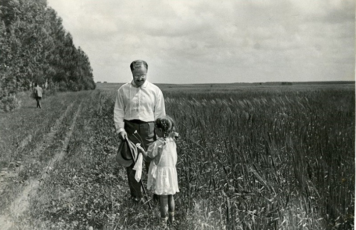 Вячеслав Молотов с дочерью.