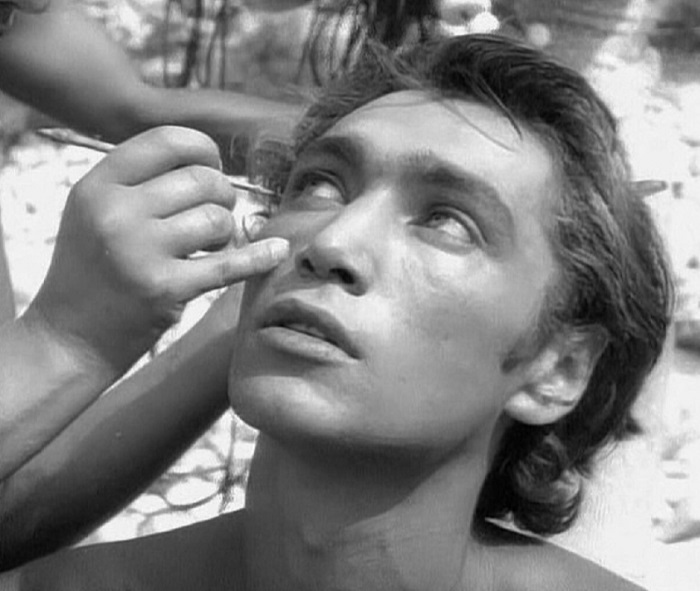 Владимиру Кореневу подводили глаза и красили ресницы Владимиру Кореневу подводили глаза и красили ресницы