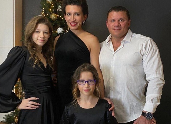 Елена Борщева с мужем и дочками