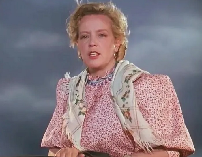 Марина Ладынина в фильме "Кубанские казаки"