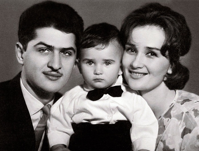 Зинаида Кириенко с мужем и сыном Зинаида Кириенко с мужем и сыном