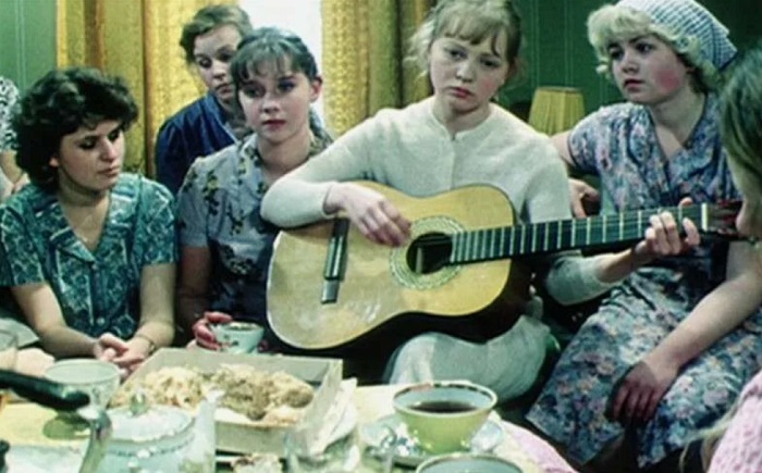 Татьяна Божок в роли Маши (в центре)