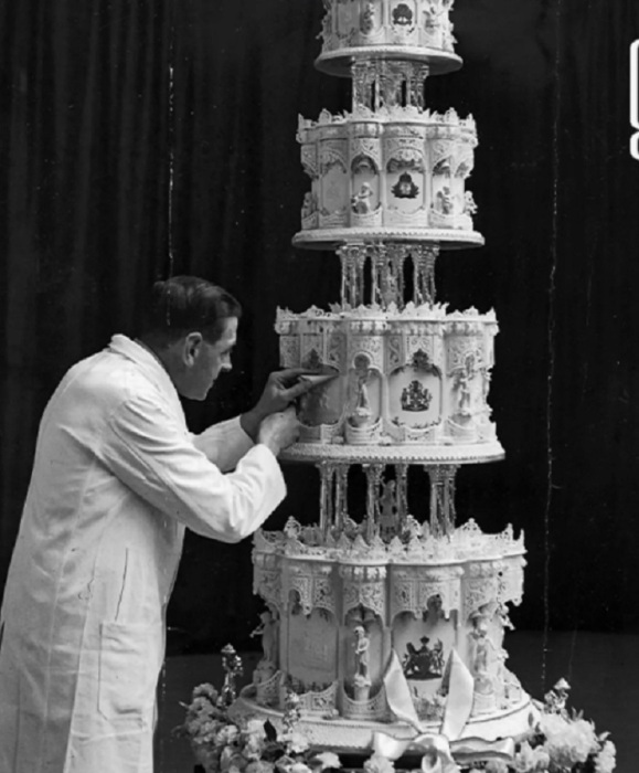 Кондитеры немало потрудились, создавая торт для королевы Елизаветы II