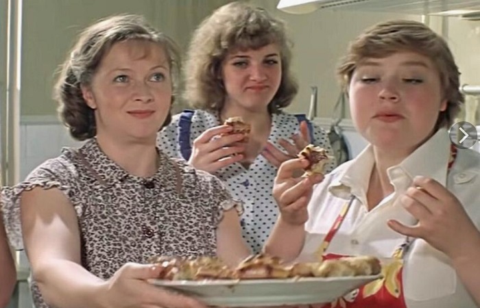 Милочка попала в аварию, Нина - в политику: Как сложилась жизнь «девушек на выданье» из «Одиноким предоставляется общежитие»