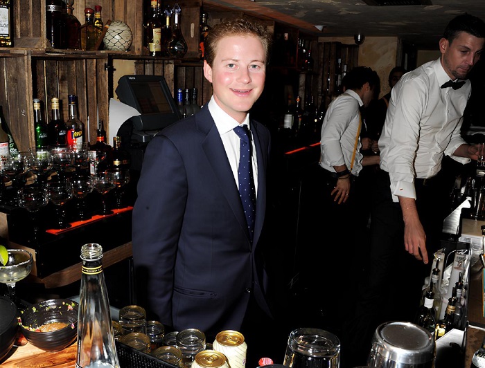 Гай Пелли часто подбивает принца на кутежи в барах