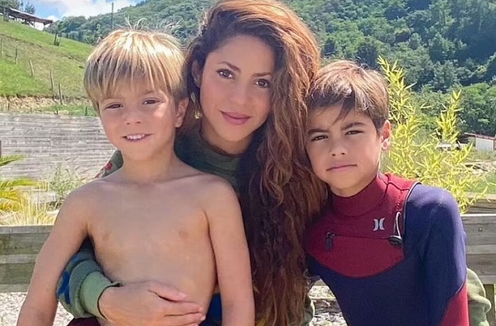 Шакира с детьми